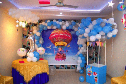 Hot Air Balloon Theme Birthday Decoration Setup – Sky Backdrop with Blue & White Balloon Arch and Name Customization